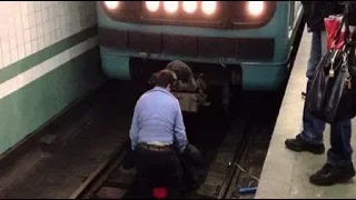 Bakı metrosunda bədbəxt hadisə: yaşlı qadın qatar yoluna yıxıldı