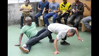 Mestre Primo na roda de Capoeira Angola no Terrêru