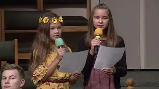 Пение «Осень прекрасная» ─ Эвелина Яску и Лиана Костюкевич.