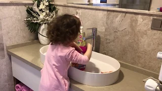 Zeynep Arya deniz kızını yıkıyor