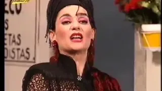 Marina Mota acompanhada por Paulo Valentim e Filipe Pinto no programa "Marina Dona Revista" em 1996.