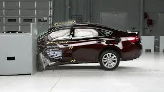 2015 Toyota Avalon driver-side small overlap IIHS crash test