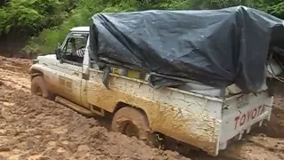 TOYOTA LAND CRUISER OFF ROAD | 4X4 STUCK IN MUD