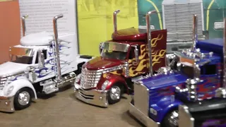 Kenworth w900 and International Lonestar 1 / 43 made in New Ray 2