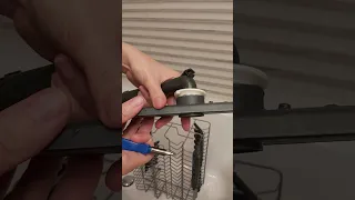 Как снять разбрызгиватель с верхней корзины в посудомойке ИКЕА (IKEA) HJALPSAM