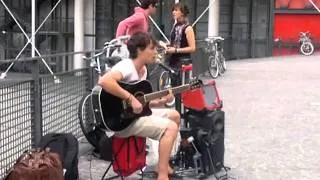 Streetsinger in Paris at Centre Pompidou... Does anybody know this guy?