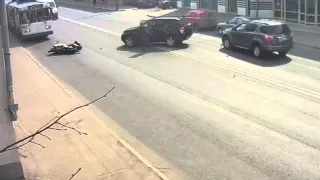ВИДЕО: Водитель внедорожника сбил мотоциклиста