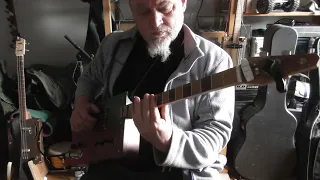 Mr. Bojangles auf der Cigar Box Guitar