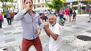 QUANDO O CANTOR COMEÇOU CANTAR 🎤 VEJA O QUE O MORADOR DE RUA FAZ