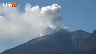 Rescue workers airlift 27 dead from Japan volcano