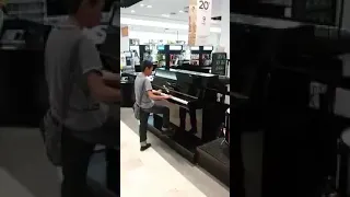 Niño Tocando piano en tienda de Liverpool . Denle Like al vídeo Porfavor.