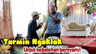 Unjuk kebolehan Tarmin ngaklak menyanyikan lagu tak berdaya