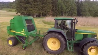 John Deere 6910 mit 592 Rundballenpresse