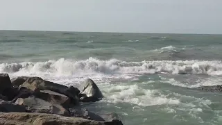 Посёлок Солоники. Река Цусхвадж. Пляж и шторм на море. Лазаревское Сочи.7 февраля 2024. Воздух +14 С