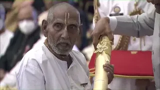 125-year old Swami Sivananda - PM Modi bow down before each other at Padma award function 125 वर्षीय