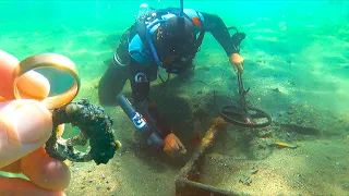 Diver's Explore 1800's Shipwreck!! Gold  Relics Found