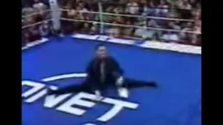 VAN DAMME does his famous splits Live on Muay Thai boxing ring [RARE]