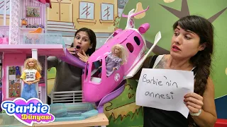 Barbie oyunları! Ayşe ve Ümit Barbie'nin annesi geleceği için temizlik yapıyor!