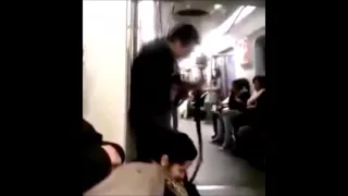 Парень играет в метро, смешно. Прикол про музыканта
