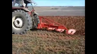 Tractor Fiat 100 90 DT arando en Santas Martas provincia de León