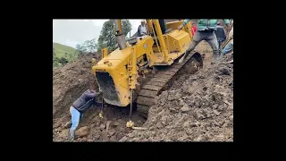 Como sacar un bulldozer o tractor de orugas, atascado en el lodo.🚜