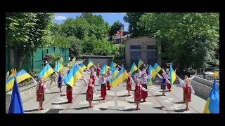 Флеш моб з прапорами, народний театр танцю "Посмішка", ЦТДЮ, Тернопіль, 24 червня 2022.