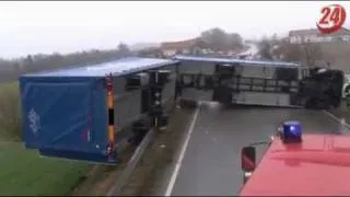 B20: Windböe lässt Lastwagen umstürzen