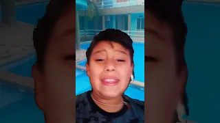 no te metas en una piscina pública.