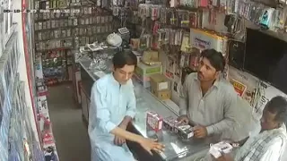 Mobile Thief نوسرباز نے دکان سے موبائل چوری کر لیا