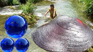 🔥 The girl caught a huge clam in the river and collected multiple amazing gemstone blue pearls