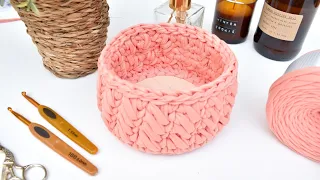 Small crochet basket tutorial using  tshirt yarn and 12cm wooden base Interesting crochet pattern