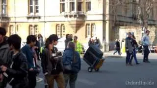 27. OxfordInside. Веселый дворник-танцор в Оксфорде, Англия. Сheerful janitor in Oxford, UK