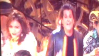 Carlos Vives canta el tema La Bicicleta en los Latin Grammys 2016