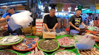 海白蝦1公斤拼兩百 現場客人直接搶翻 安南果菜市場 怡安路102號 士官長海鮮叫賣 海鮮拍賣 叫賣哥 seafood auction