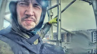 Как правильно работать на кране в шторм. How to properly work on a crane in a storm.