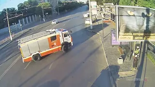 Такси влетело на скорости в столб за остановкой в Волгограде: ДТП попало на видео