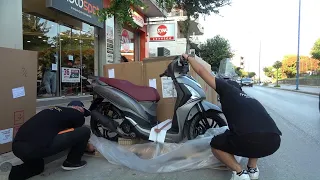 unboxing the SYM Symphony ST200 scooter 2020