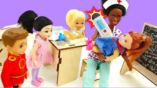 Evi não preparou a lição de casa. Aventuras da Barbie! Vídeo infantil em português.