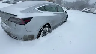 Тесла зимой в снегу застряла Tesla in snow Скользкий старт Теслы