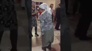 Апашка танцует классно
