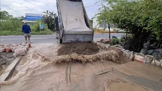 Cảnh san lấp cát nền nhà, bơm và đổ xe/Level the house with sand, pump and dump the car