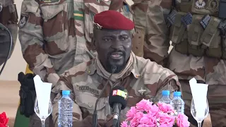 Colonel Mamadi Doumbouya aux anciens dirigeants du #CNDD, Moussa Dadis Camara et Sékouba Konaté