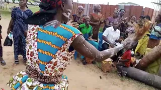 Ordination du Père Degui Renaud à Bassam, Anick Odjé dans le rythme  Dôgblô, dance du pays Dida.