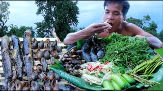 survival in forest - Man made green papaya salad & grill cat fish with snails - Eating delicious