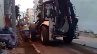 Hidromek 102s bekoloder yengeci kulanarak kanal kapatma