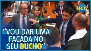 Eduardo Bolsonaro xinga deputado que chamou facada de fake