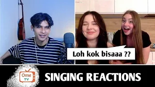 Dua cewek ini kaget setelah di nyanyiin lagu Bahasa mereka | SINGING REACTIONS OmeTV