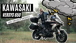 W deszczu, chłodzie i mgle. Turystyka motocyklowa bywa różna: Kawasaki Versys 650