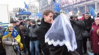 Весілля на ЄвроМайдані. 21/12/2013 Weddings at the barricades.