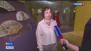 Потрясающая коллекция исторического костюма представлена на выставке в Москве